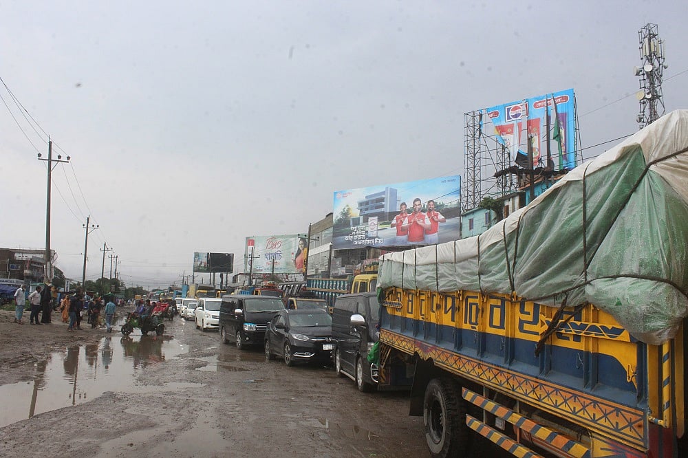 ঢাকা-সিলেট মহাসড়কের ব্রাহ্মণবাড়িয়ার সরাইল বিশ্বরোড মোড় গোলচত্বর এলাকায় তীব্র যানজট। সোমবার বিকেল তিনটার দিকে