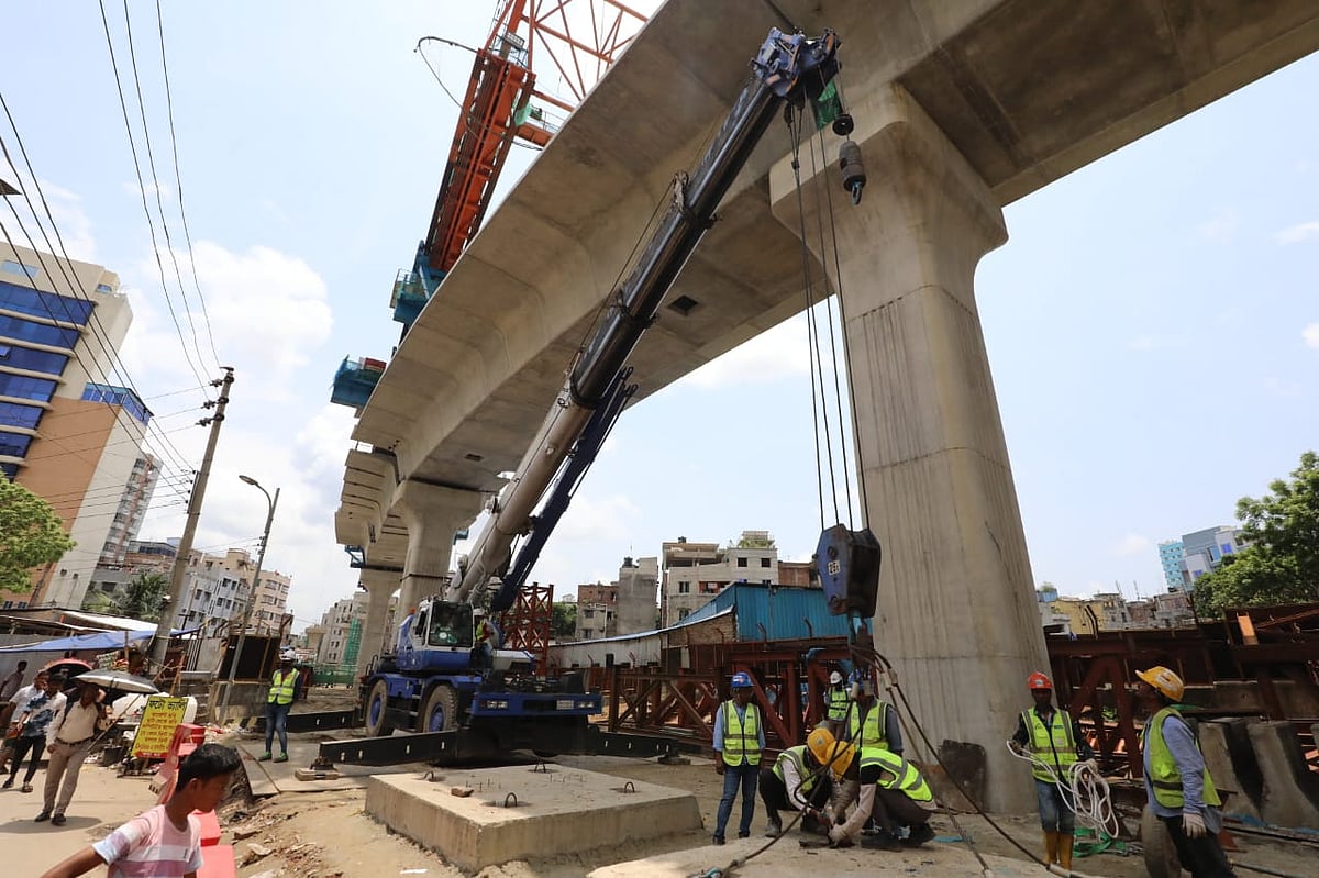 মতিঝিল থেকে কমলাপুর পর্যন্ত সম্প্রসারিত অংশে মেট্রোরেল প্রকল্পের নির্মাণকাজ ধীরগতিতে চলছে। ১৯ মে তোলা