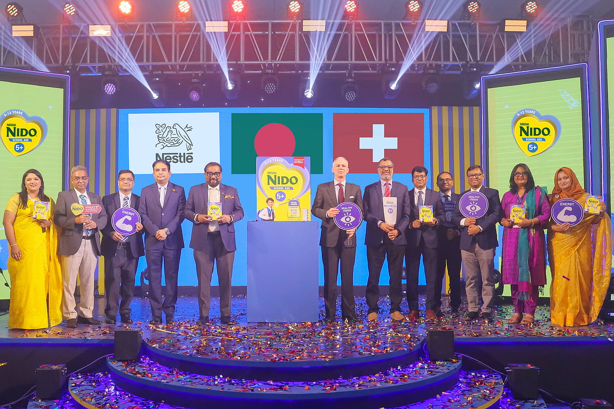 ‘নিডো ৫+’ পণ্যের মোড়ক উন্মোচন অনুষ্ঠানে বাংলাদেশে নিযুক্ত সুইজারল্যান্ডের রাষ্ট্রদূত রেটো রেংলি এবং ‘নেসলে বাংলাদেশ’-এর ঊর্ধ্বতন কর্মকর্তারা