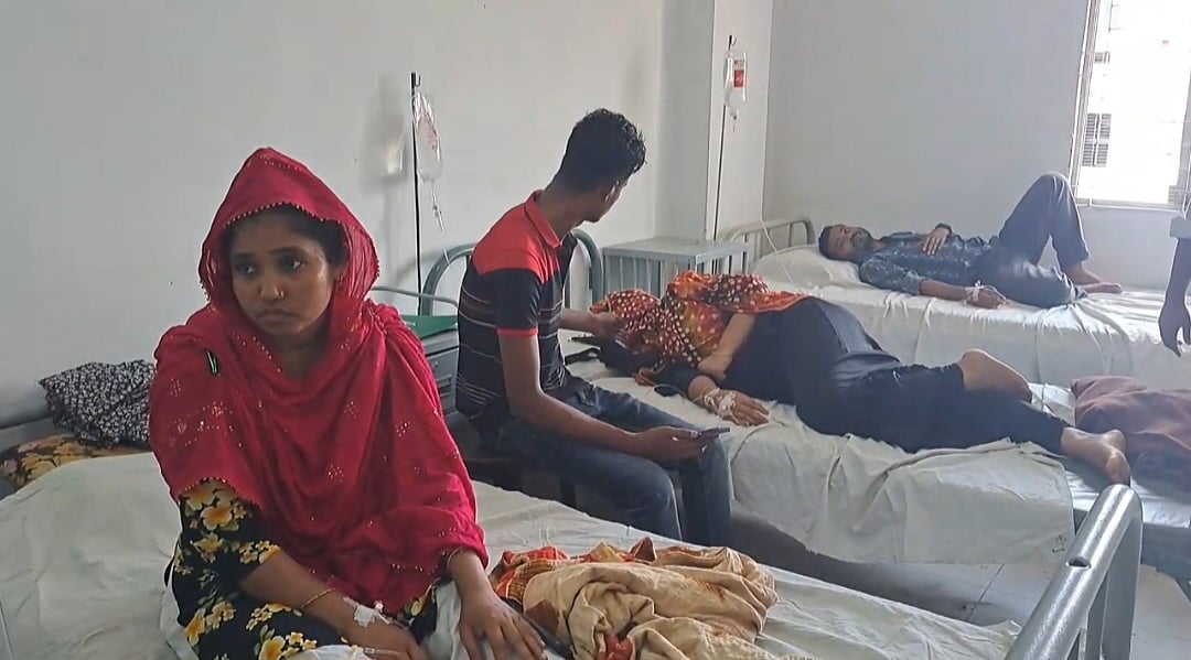 গাজীপুরের নাওজোড় এলাকায় ইন্টারন্যাশনাল ক্ল্যাসিক কম্পোজিট কারখানায় অসুস্থ শ্রমিকদের আজ স্থানীয় হাসপাতালে চিকিৎসা দেওয়া হয়