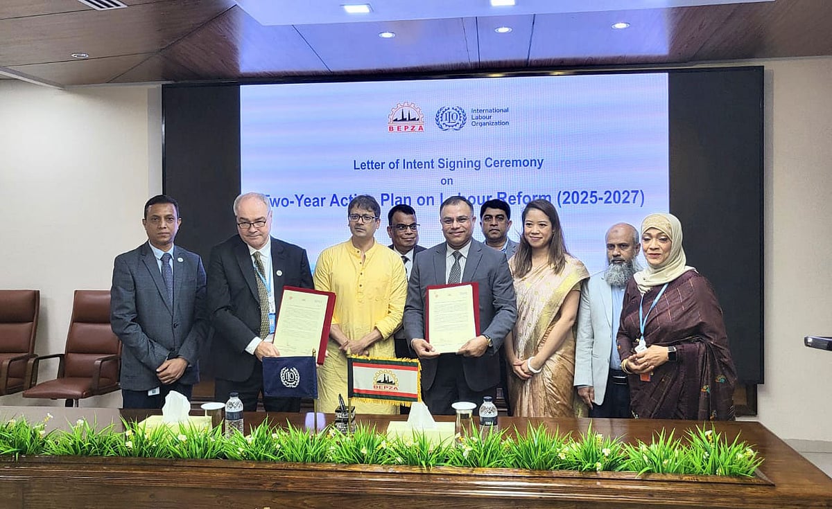 ইপিজেডে কর্মরত শ্রমিকদের অধিকার ও সুরক্ষা নিশ্চিতে সমঝোতা চুক্তি সাক্ষর করছেন বেপজা ও আইএলও। আজ সোমবার রাজধানীর গ্রিনরোডের বেপজা কমপ্লেক্সের মাল্টিপারপাস হলে