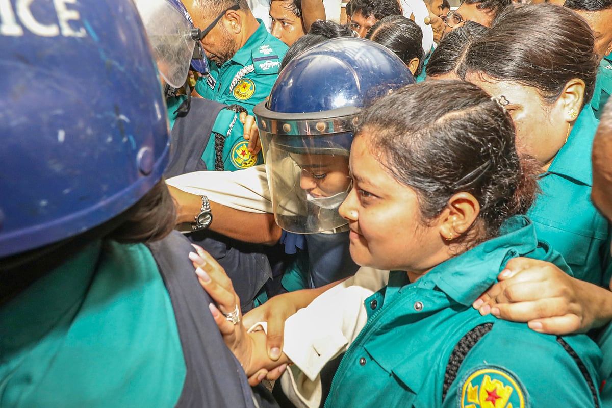 রাজধানীর ভাটারা থানায় দায়ের করা হত্যাচেষ্টা মামলায় গ্রেপ্তার অভিনেত্রী নুসরাত ফারিয়াকে ঢাকার চিফ মেট্রোপলিটন ম্যাজিস্ট্রেট আদালতে হাজির করা হয়। সোমবার সকালে রায় সাহেব বাজার এলাাকায়