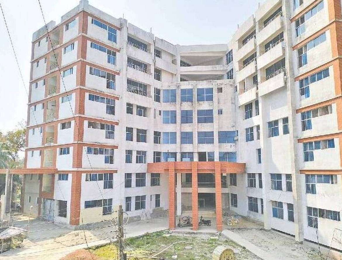 লক্ষ্মীপুর সদর হাসপাতালের নয়তলা ভবনের ৯০ শতাংশ কাজ শেষ। তবে ঠিকাদার বাকি কাজ শেষ না করায় ভবনটিতে এখনো হাসপাতালের কার্যক্রম শুরু করা যাচ্ছে না। সম্প্রতি তোলা