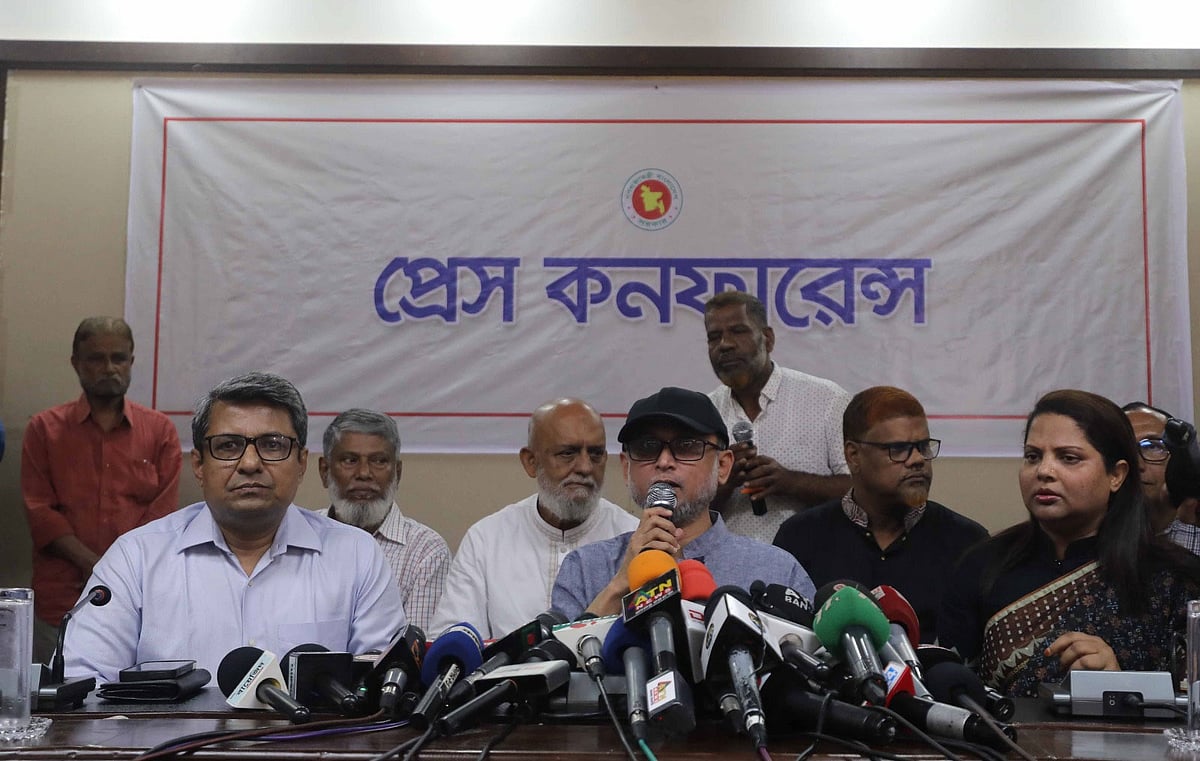 চট্টগ্রামের সার্কিট হাউসে অনুষ্ঠিত এক সংবাদ সম্মেলনে বক্তব্য দেন সংস্কৃতি বিষয়ক মন্ত্রণালয়ের উপদেষ্টা মোস্তফা সরয়ার ফারুকী। আজ দুপুর সাড়ে ১২টায়