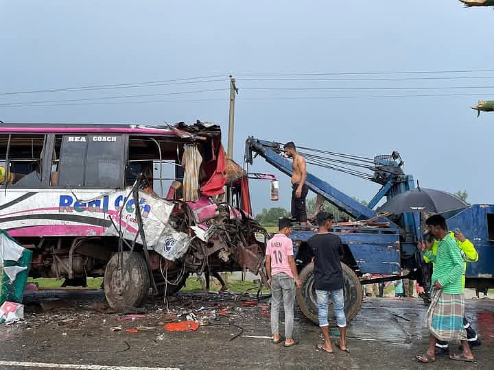 মুখোমুখি সংঘর্ষে বাস দুটির দুজন চালক নিহত হয়েছেন। আজ সোমবার দুপুরে হবিগঞ্জের বাহুবল উপজেলার চারগাঁও এলাকায়