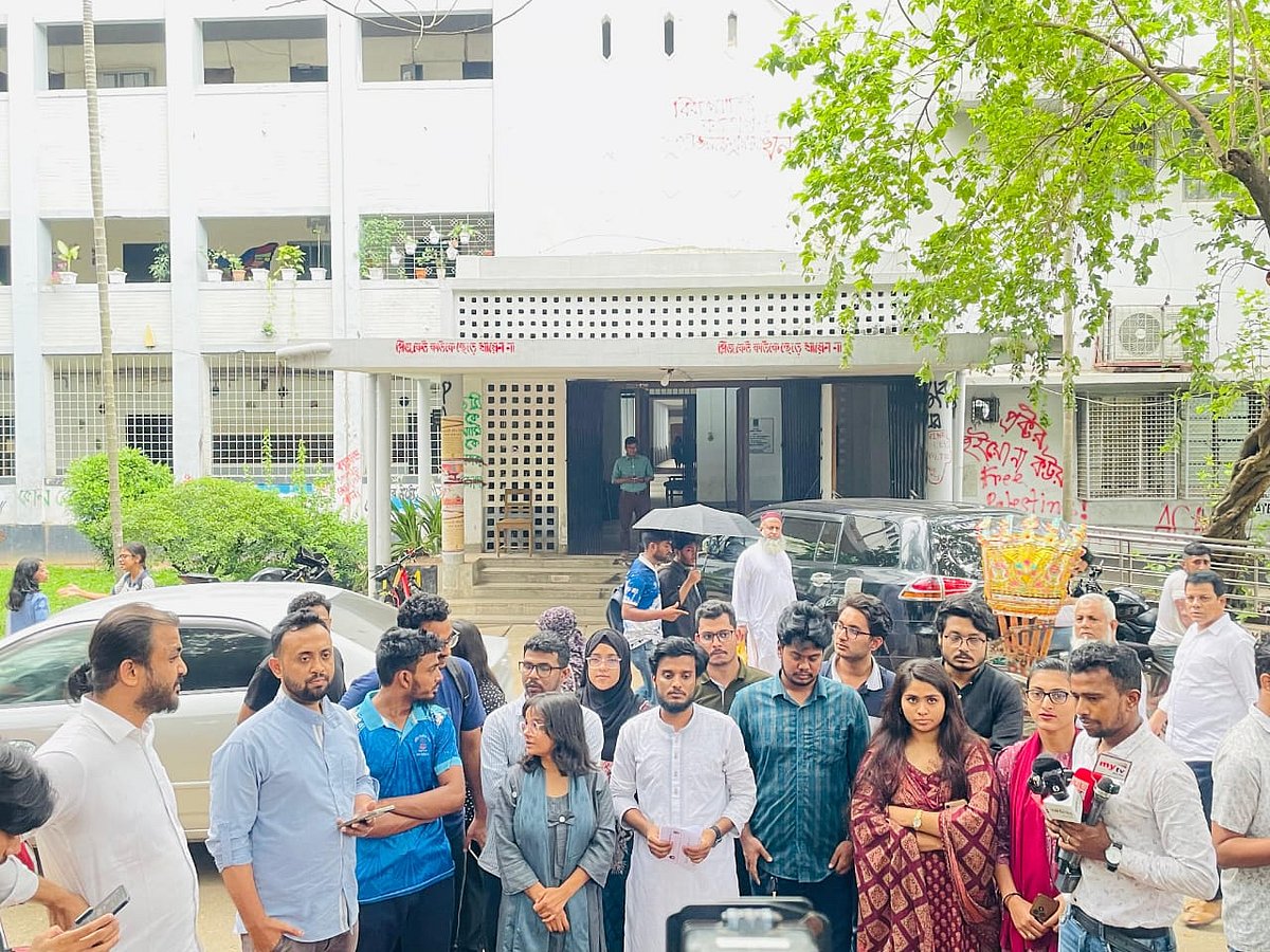 সোমবার বিকেলে স্মারকলিপি প্রদান শেষে সংক্ষিপ্ত সংবাদ সম্মেলনে গণতান্ত্রিক ছাত্রসংসদের সদস্যরা