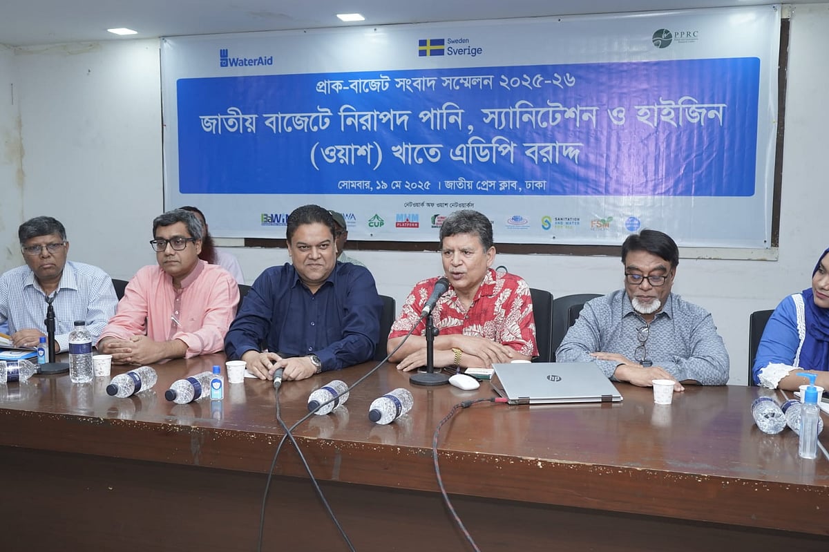 সংবাদ সম্মেলনে বক্তব্য দেন সাবেক তত্ত্বাবধায়ক সরকারের উপদেষ্টা হোসেন জিল্লুর রহমান। ঢাকা, ১৯ মে