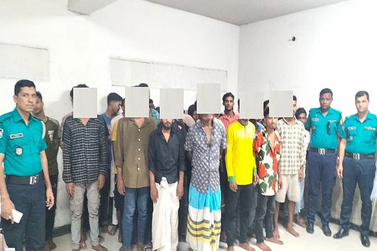 রাজধানীর মোহাম্মদপুর এলাকা থেকে গ্রেপ্তার অপরাধী চক্র ‘পাটালি গ্রুপ’-এর সদস্যরা