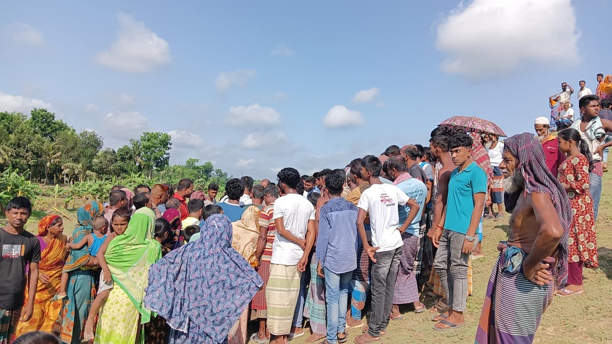 নড়াইলের লোহাগড়ায় রেললাইনের পাশে মরদেহ দেখে ভিড় জমান এলাকার লোকজন। আজ সোমবার সকালে উপজেলার সারুলিয়া এলাকায়
