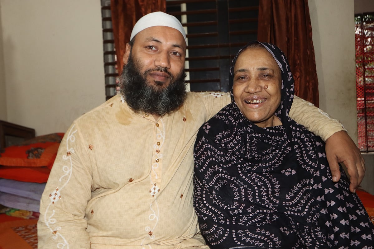 ছেলে আবদুল মতিনের সঙ্গে মরিয়ম বিবি। আজ সোমবার দুপুরে ফরিদপুর শহরের দক্ষিণ আলিপুরে নিজ বাড়িতে