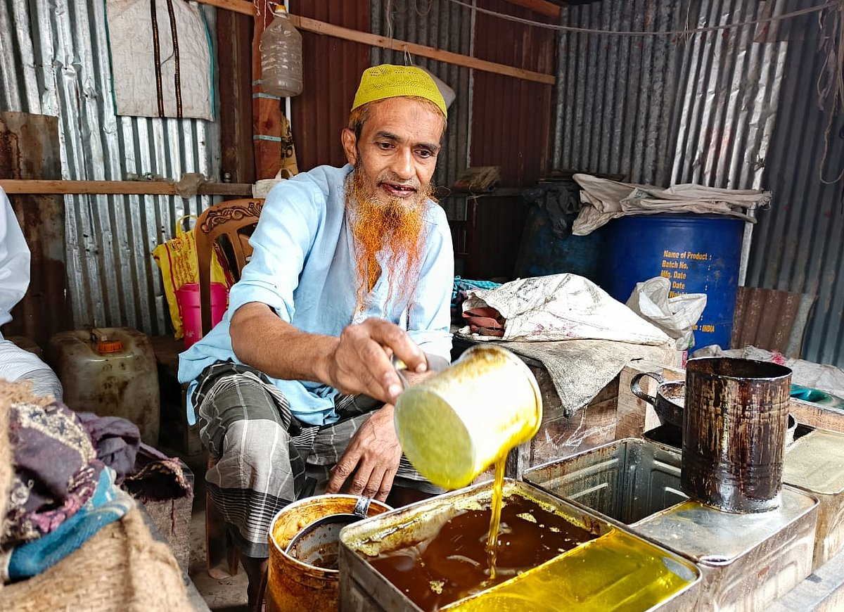মিল থেকে প্রতিদিন প্রায় ১০০ কেজি তেল বের করেন নমির উদ্দিন। তাঁর তেলের সুনাম এলাকাজুড়ে