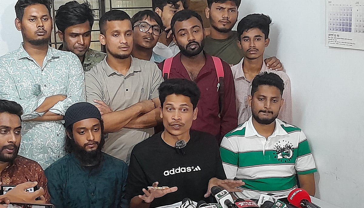 সংবাদ সম্মেলন করে বিভিন্ন অভিযোগের ব্যাখ্যা দেন বৈষম্যবিরোধী ছাত্র আন্দোলন রংপুর জেলা কমিটির শীর্ষ নেতারা। আজ সোমবার বিকেলে নগরের মুন্সিপাড়া এলাকায় সংগঠনের কার্যালয়ে