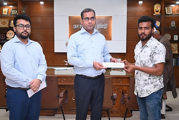 খুলনা জেলা প্রশাসকের কার্যালয় থেকে ১৪ মে ‘সি’ ক্যাটাগরিতে মিনারুল এক লাখ টাকার চেক নিয়েছেন