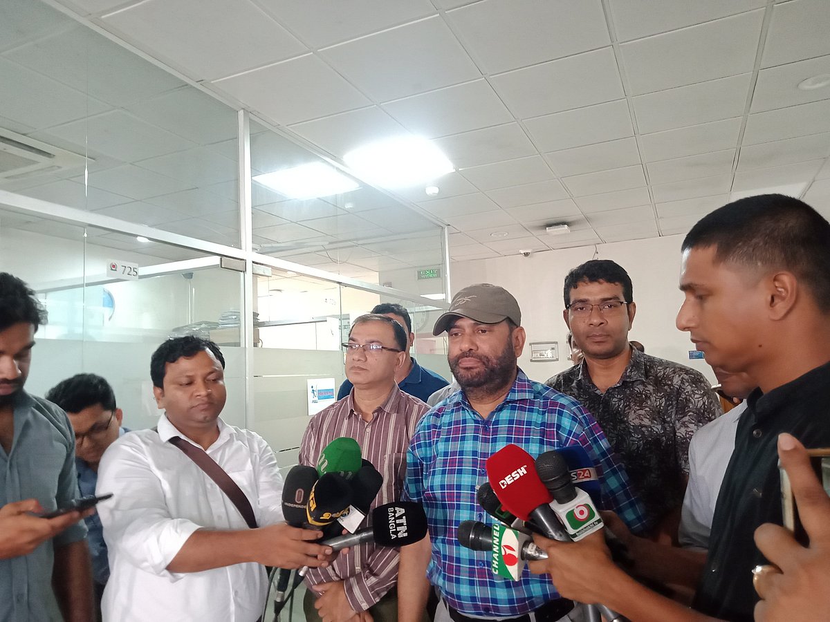 নির্বাচন কমিশনের জাতীয় পরিচয় নিবন্ধন অনুবিভাগের মহাপরিচালক এ এস এম হুমায়ুন কবীর সাংবাদিকদের সঙ্গে কথা বলেন