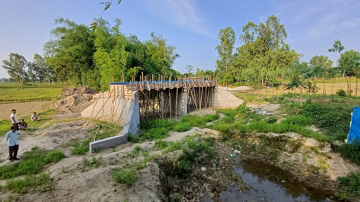 দুই পাশে সড়ক না থাকলেও পঞ্চগড়ের তেঁতুলিয়া উপজেলার তিরনইহাট ইউনিয়নের মণ্ডলপাড়া এলাকায় গোরস্থানের পাশে হাকিমপুর-দগরবাড়ি থেকে বয়ে আসা একটি নালার ওপর নির্মাণ করা হচ্ছে সেতু-কালভার্ট। ছবিটি ১ মে তোলা