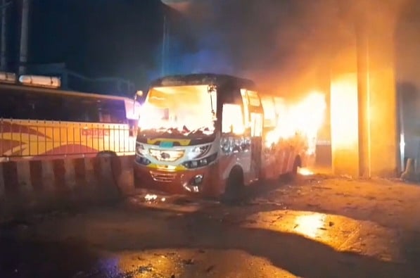 ঢাকার আশুলিয়ায় ডিইপিজেড–সংলগ্ন এলাকায় মহাসড়কের পাশে দাঁড় করিয়ে (পার্ক) রাখা লাব্বাইক পরিবহনের একটি বাসে অগ্নিকাণ্ডের ঘটনা ঘটেছে। গতকাল রোববার রাত পৌনে ১২টার দিকে
