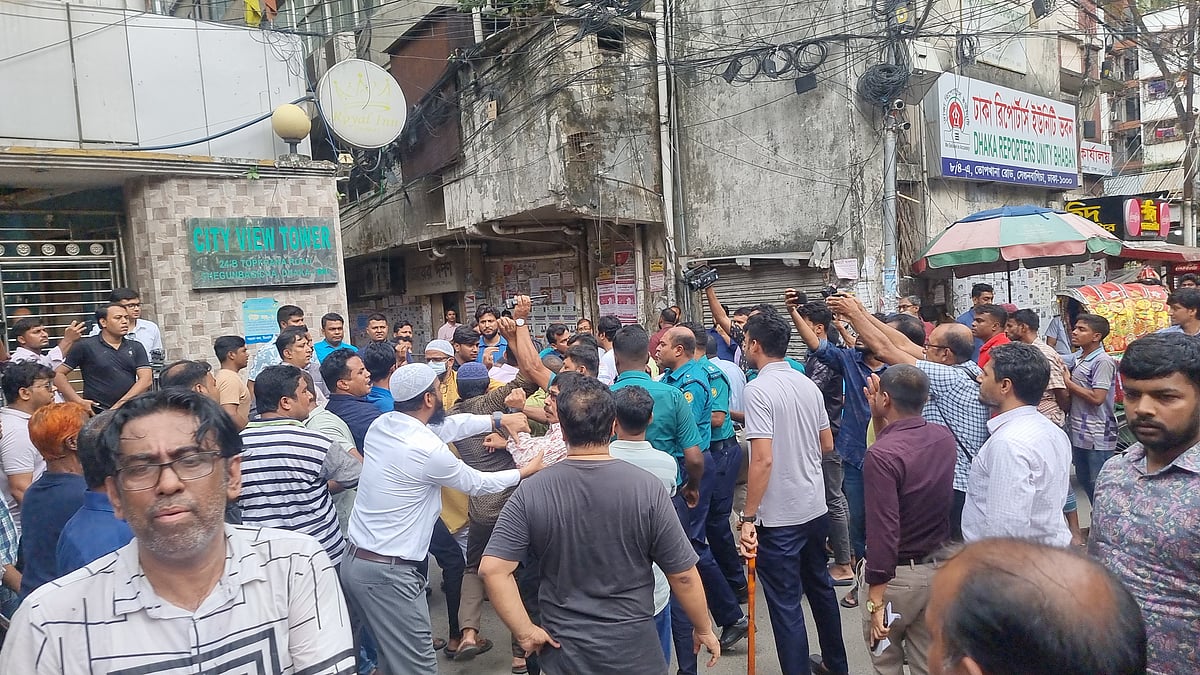 বায়রার একাংশের ডাকা সংবাদ সম্মেলনকে কেন্দ্র করে সেগুনবাগিচায় ঢাকা রিপোর্টার্স ইউনিটিতে মারামারির ঘটনা ঘটেছে