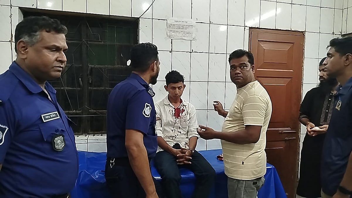 রাজবাড়ী সদর উপজেলায় বিক্ষুব্ধ লোকজনের হামলায় আহত পুলিশ সদস্যকে চিকিৎসার জন্য সদর হাসপাতালে নেওয়া হয়। গতকাল রাতে