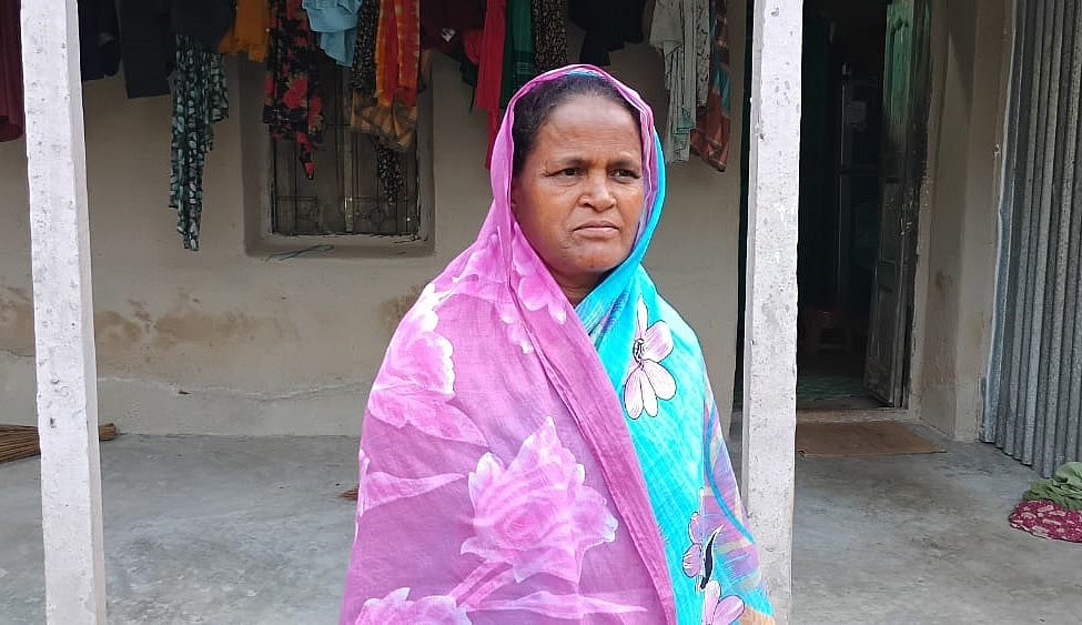 বাড়ির উঠানে উচ্ছ্বসিত এভারেস্টজয়ী শাকিলের মা শিরিনা বেগম। গতকাল সোমবার বিকেলে গাজীপুরের কালিয়াকৈর উপজেলার ফুলবাড়িয়া ইউনিয়নের বাগচালা গ্রামে