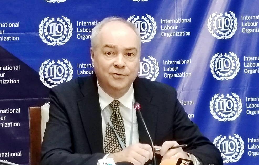 সংবাদ সম্মেলনে বক্তব্য দিচ্ছেন বাংলাদেশে বাংলাদেশে আন্তর্জাতিক শ্রম সংস্থার (আইএলও) কান্ট্রি ডিরেক্টর টুমো পুটিআইনেন। আজ সংস্থাটির ঢাকা কার্যালয়ে