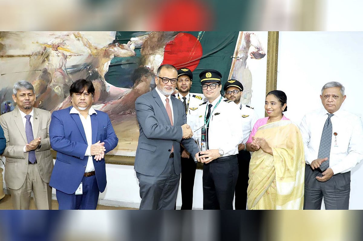 বাংলাদেশ এয়ারলাইনসের বিজি ৪৩৬ ফ্লাইটের ক্যাপ্টেন, ফার্স্ট অফিসার ও কেবিন ক্রুকে সম্মাননা স্মারক প্রদান করেন বেসামরিক বিমান পরিবহন ও পর্যটন মন্ত্রণালয়ের উপদেষ্টা শেখ বশিরউদ্দীন