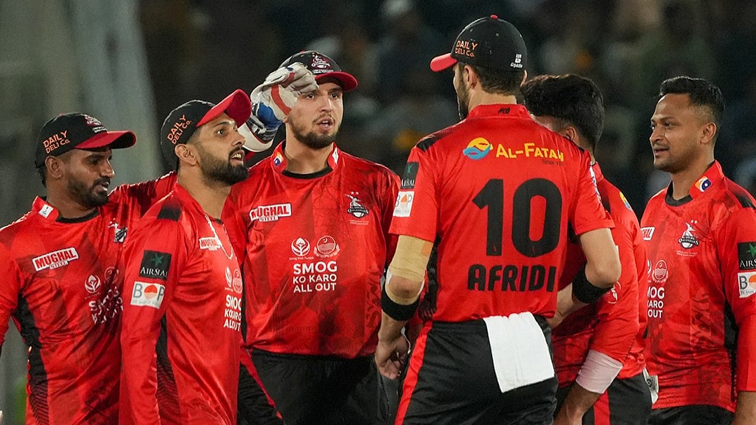 লাহোর কালান্দার্সের হয়ে অভিষেক ম্যাচেই জিতেছেন সাকিব। তাঁর দল উঠে গেছে পিএসএলের প্লে–অফে