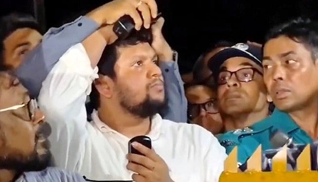 গত বুধবার রাজধানীর কাকরাইলে অন্তর্বর্তীকালীন সরকারের তথ্য উপদেষ্টা মাহফুজ আলমকে লক্ষ্য করে পানির বোতল নিক্ষেপের ঘটনা ঘটে।