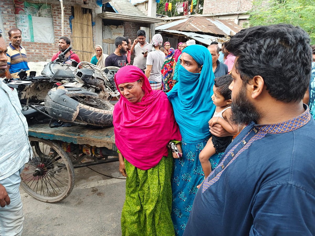 রাজশাহীর বাঘায় দুর্ঘটনার খবর পেয়ে ঘটনাস্থলে ছুটে যান আহত পরিবারটির স্বজনেরা। আজ সকালে বাঘা পৌর এলাকার বানিয়াপাড়ায়
