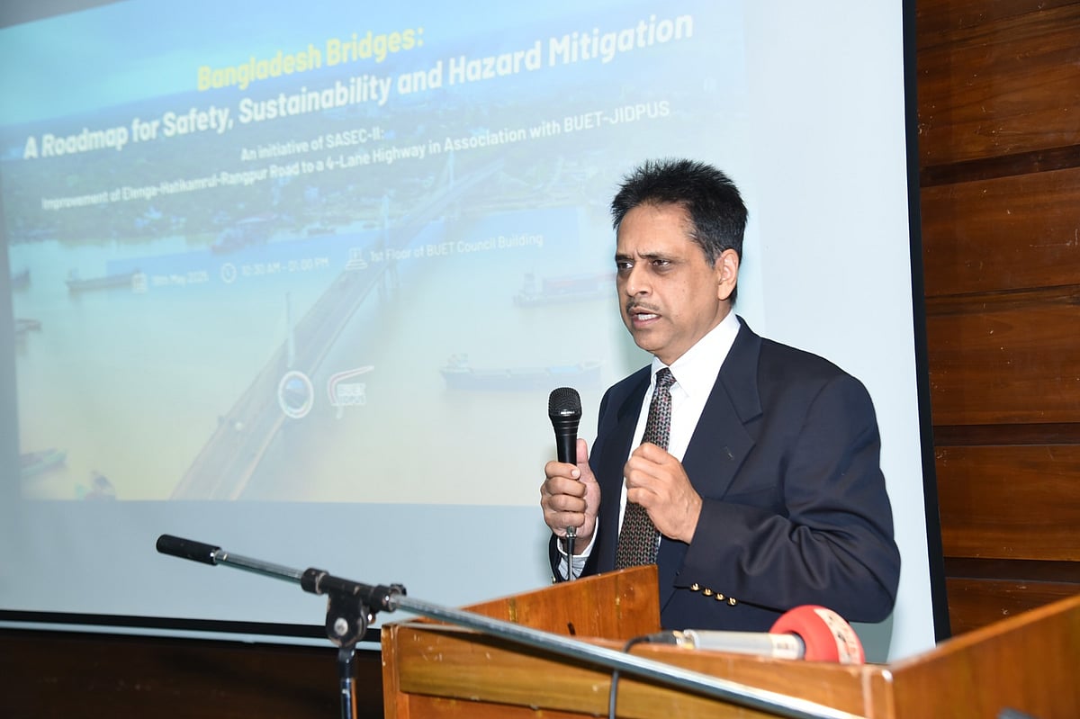 সেমিনারে বক্তব্য দেন প্রধান উপদেষ্টার সড়ক পরিবহন ও সেতু মন্ত্রণালয়ের বিশেষ সহকারী শেখ মইনউদ্দিন। ঢাকা, ১৯ মে