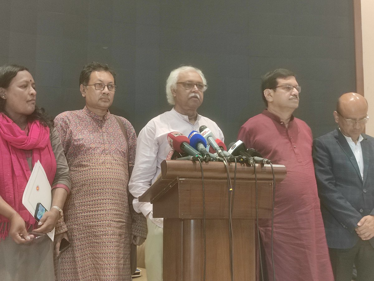 জাতীয় ঐকমত্য কমিশনের সঙ্গে বর্ধিত আলোচনা শেষে সাংবাদিকদের সঙ্গে কথা বলেন বাংলাদেশের কমিউনিস্ট পার্টির (সিপিবি) নেতারা। আজ সোমবার বিকেলে জাতীয় সংসদের এলডি হলে