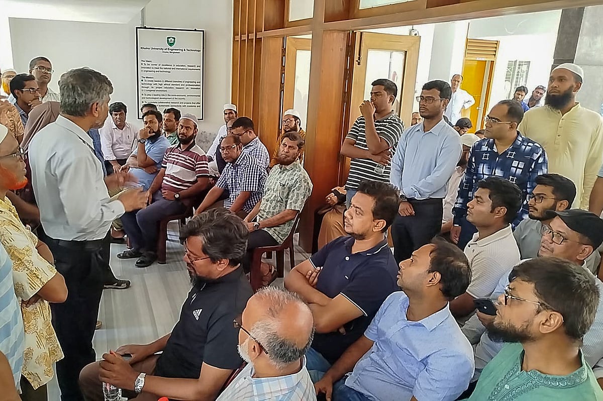 বিভিন্ন দাবিতে  শিক্ষক সমিতির সদস্যরা প্রশাসনিক ভবনে শিক্ষকেদর  অবস্থান কর্মসূচি। খুলনা প্রকৌশল ও প্রযুক্তি বিশ্ববিদ্যালয়, ১৯ মে