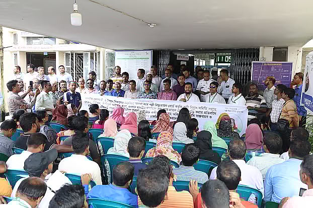 আরইবি ও সমিতি একীভূত করা এবং সমিতির অনিয়মিত কর্মীদের চাকরি স্থায়ী করার দাবিতে নানা কর্মসূচি পালন করে আসছেন পবিসের কর্মকর্তা-কর্মচারীরা