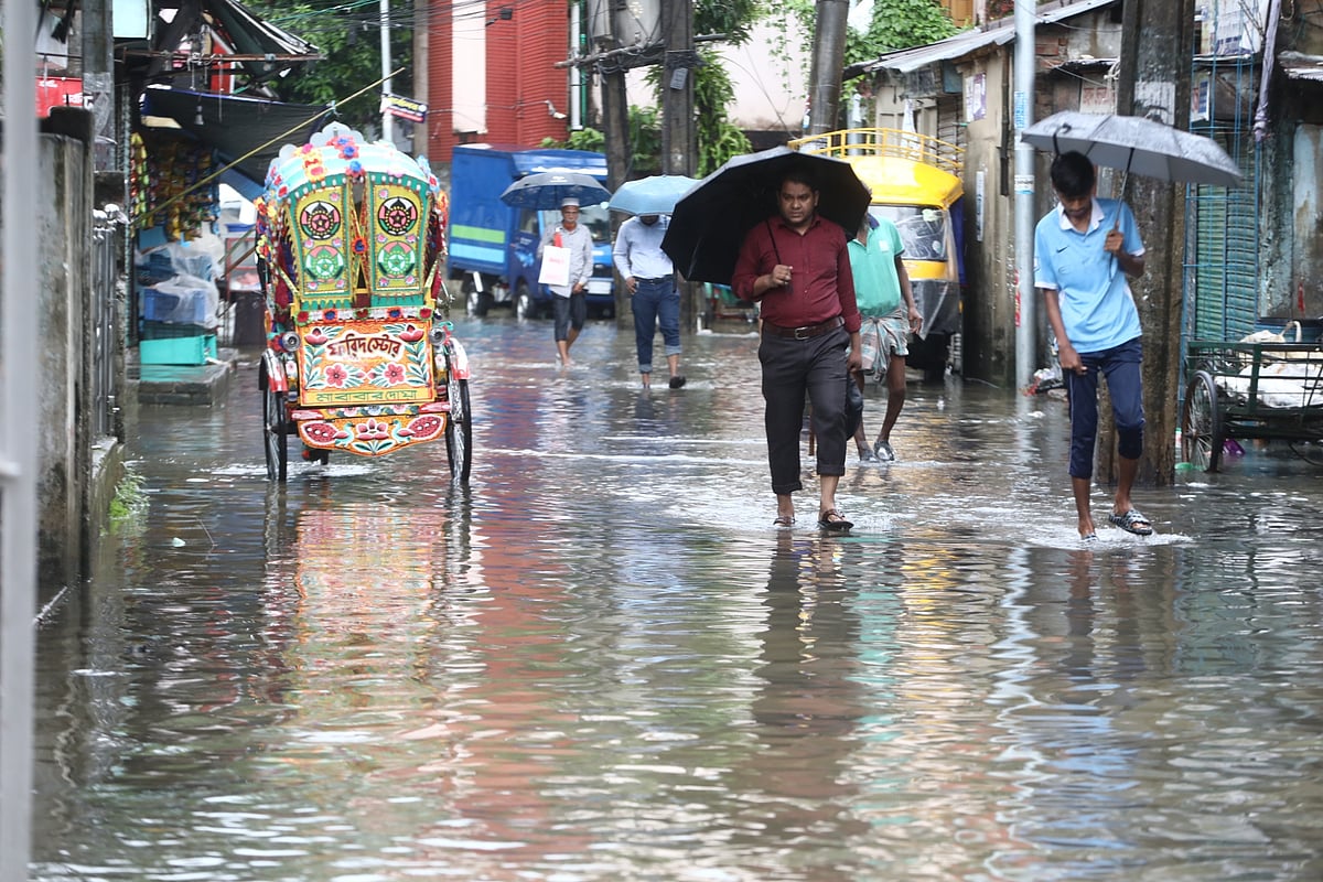 সিলেটে সকাল থেকে মুষলধারে বৃষ্টি নামে। একটানা বৃষ্টিতে নগরের বিভিন্ন এলাকার সড়ক জলমগ্ন হয়ে পড়ে। লামাপাড়া, শিবগঞ্জ, সিলেট, ২০ মে