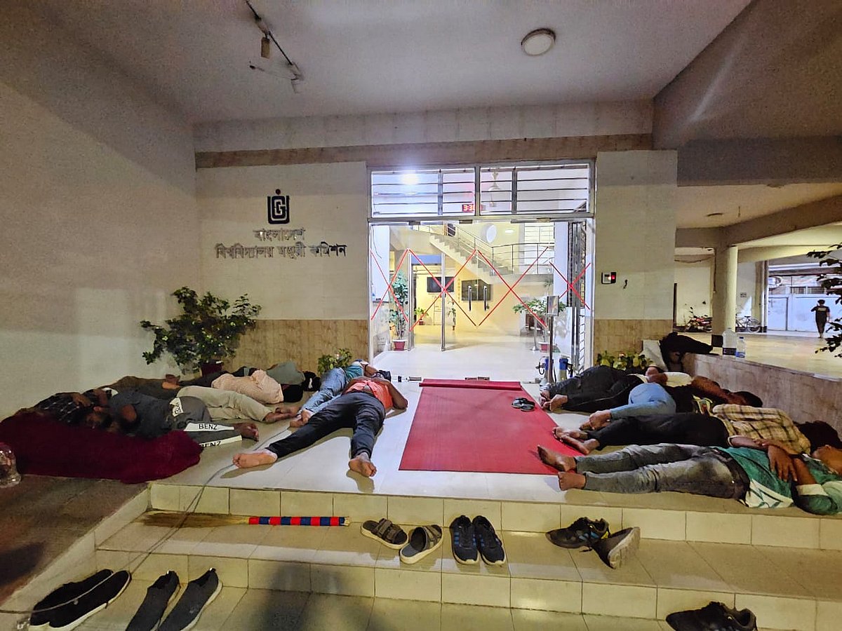 আজ মঙ্গলবার দ্বিতীয় দিনের মতো বিশ্ববিদ্যালয় মঞ্জুরি কমিশনের (ইউজিসি) সামনে অবস্থান কর্মসূচি পালন করছেন গাজীপুরে অবস্থিত ডিজিটাল ইউনিভার্সিটির শিক্ষার্থীরা