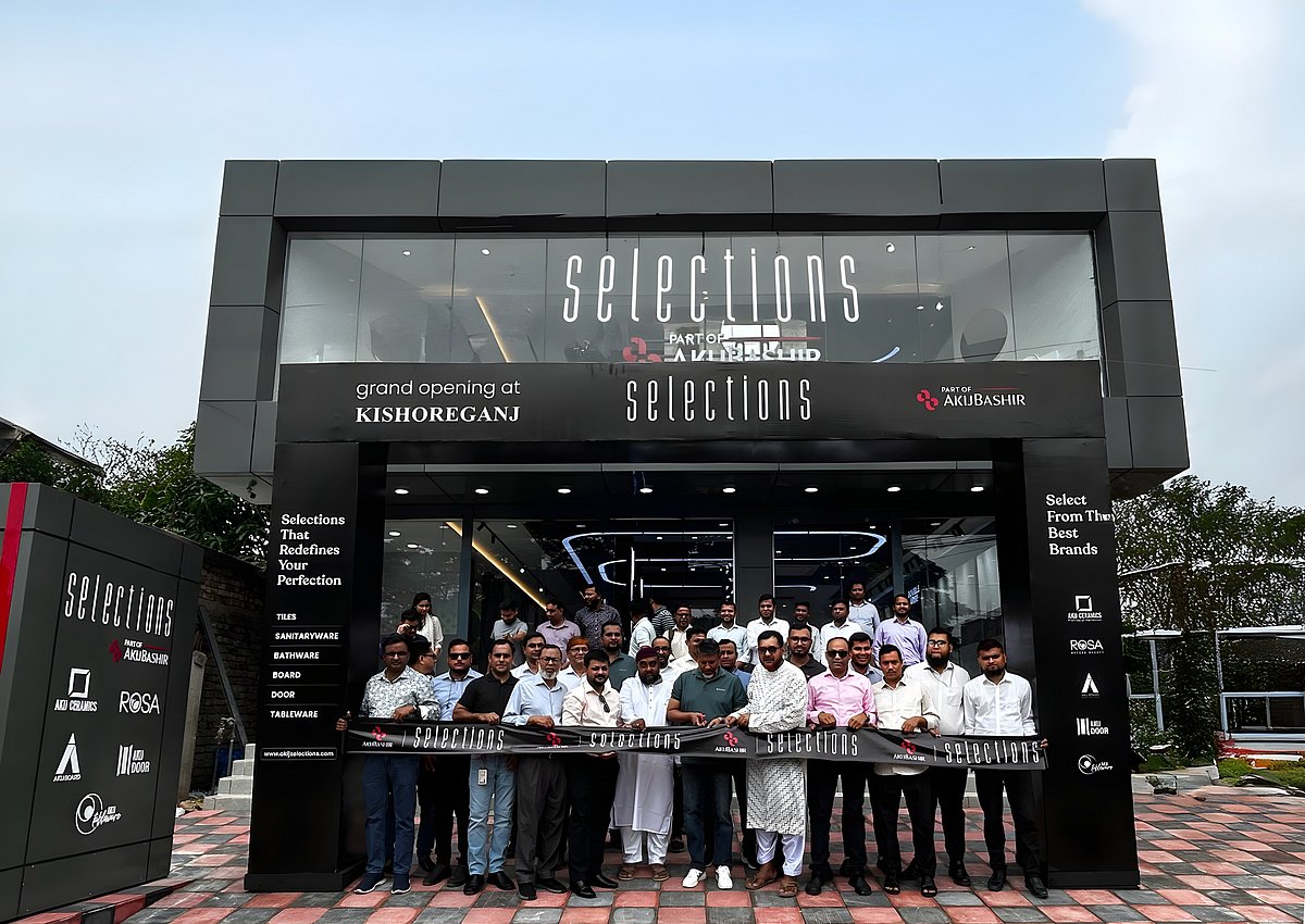 ‘সিলেকশনসে’র নতুন ফ্ল্যাগশিপ শোরুম উদ্বোধন করেন আকিজ বশির গ্রুপের চিফ অপারেটিং অফিসার মোহাম্মদ খোরশেদ আলমসহ প্রতিষ্ঠানটির অন্যান্য কর্মকর্তা ও স্থানীয় গণ্যমান্য ব্যক্তি