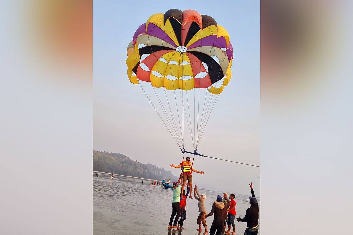 কক্সবাজার সৈকতের দরিয়ানগর এলাকায় প্যারাসেইলিং করছেন একজন পর্যটক। আজ এমন অ্যাডভেঞ্চারে অংশ নিতে গিয়ে ছিটকে পানিতে পড়ে যান এক নারী পর্যটক