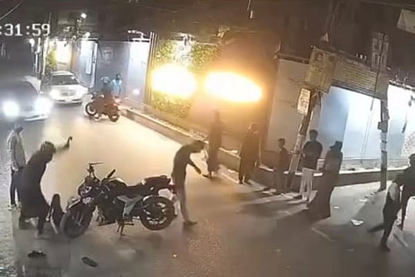 গত রোববার রাত সাড়ে ১১টায় রাজধানীর সেন্ট্রাল রোডের ভূতের গলির প্রবেশমুখে ঘটনাটি ঘটে