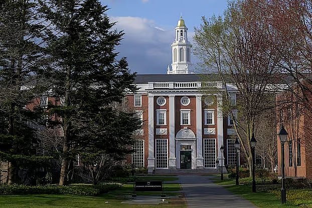 হার্ভার্ড বিশ্ববিদ্যালয়ের বিজনেস স্কুল ক্যাম্পাসের একটি দৃশ্য। কেমব্রিজ, ম্যাসাচুসেটস, যুক্তরাষ্ট্র