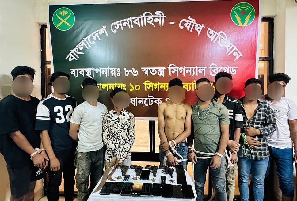 রাজধানীর মাটিকাটা এলাকায় সেনাবাহিনীর অভিযানে গ্রেপ্তার ব্যক্তিরা