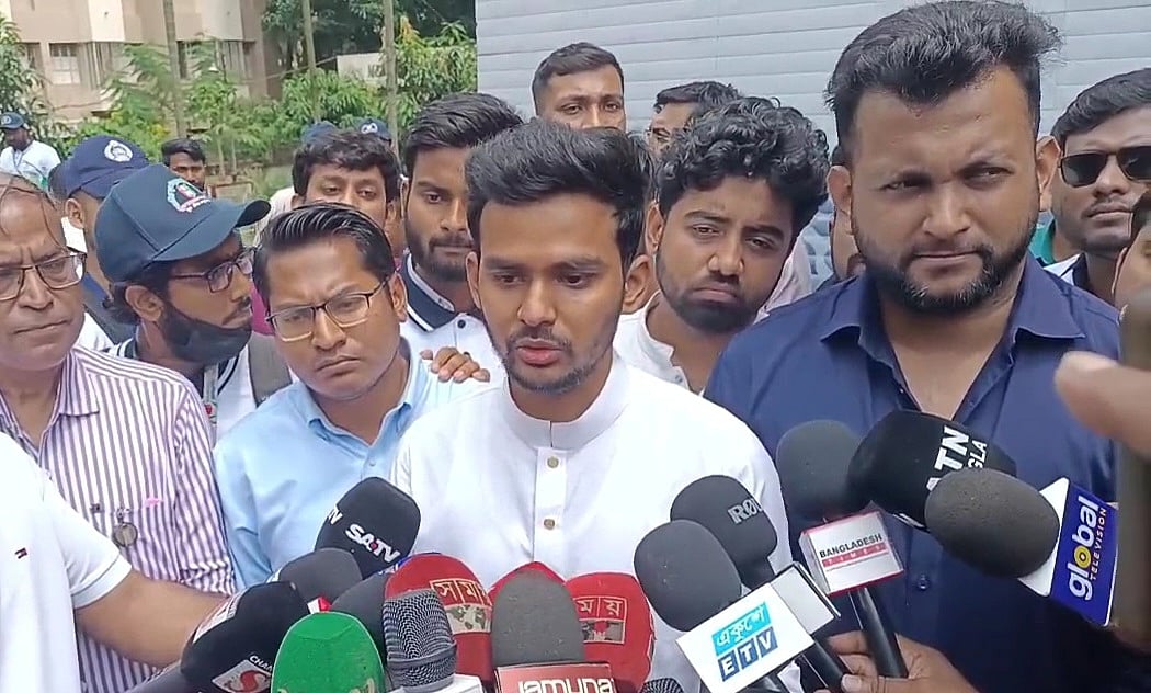 সাভারে যুব সমাবেশে যোগদানের পর সাংবাদিকদের বিভিন্ন প্রশ্নের জবাব দেন স্থানীয় সরকার উপদেষ্টা আসিফ মাহমুদ সজীব ভুঁইয়া। মঙ্গলবার সাভারের জাতীয় যুব উন্নয়ন ইনস্টিটিউটের সামনে