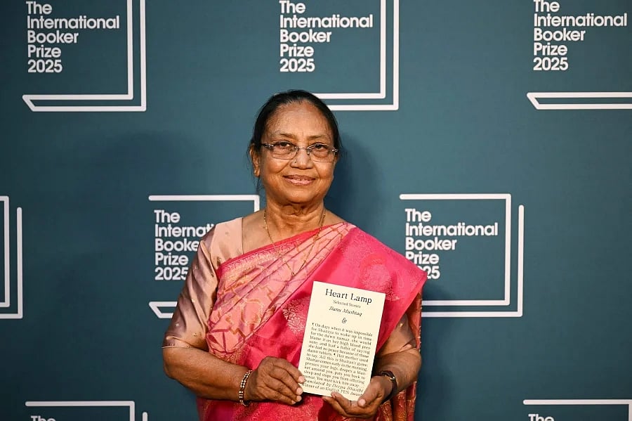 নিজের গল্পসংকলন ‘হার্ট ল্যাম্প’ হাতে বানু মুশতাক। লন্ডনের টেট মডার্ন গ্যালারিতে আন্তর্জাতিক বুকার পুরস্কার গ্রহণ অনুষ্ঠানে