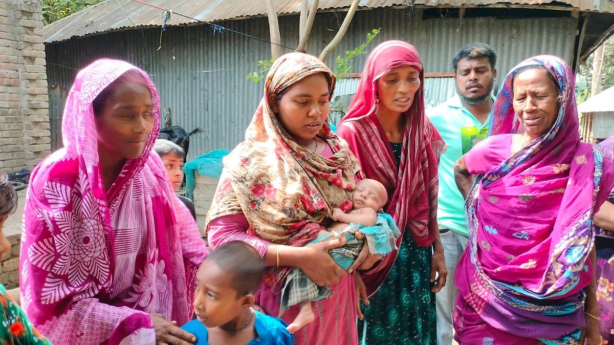 ৪৫ দিন বয়সী ছেলেকে কোলে নিয়ে শিপন শেখের স্ত্রী। পাশে সজল চোখে নিহত হাসান ইসলামের মা চম্পা বেগম। ২০ মে, আলোকদিয়া, মাগুরা