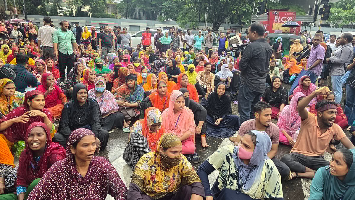 বৃষ্টি উপেক্ষা করে বকেয়া বেতন–বোনাসের দাবিতে টিএনজেড কারখানার পোশাকশ্রমিকদের বিক্ষোভ। মঙ্গলবার কাকরাইল মসজিদের সামনের সড়কে