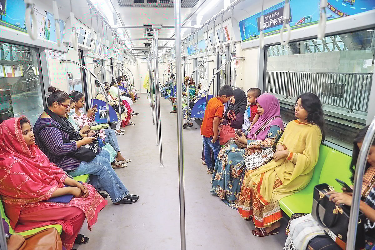 স্বচ্ছন্দে কর্মস্থলে আসতে-যেতে ঢাকার অনেক নারীর ভরসা এখন মেট্রোরেল। গতকাল বিকেলে রাজধানীর মতিঝিল স্টেশনে