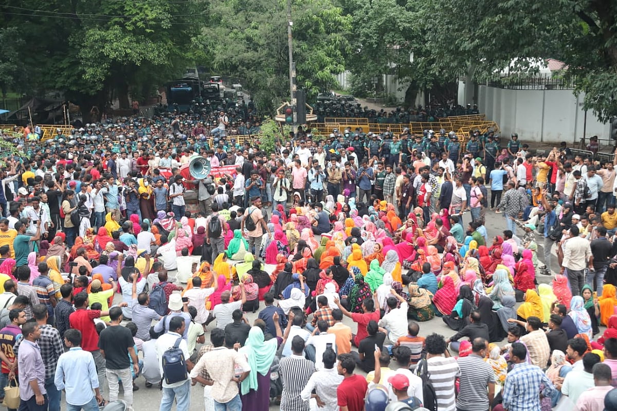 কাকরাইল মসজিদের সামনের মোড়ে পুলিশের বাধার মুখে পড়েন টিএনজেড গ্রুপের কয়েকটি পোশাক কারখানার শ্রমিকেরা। আজ মঙ্গলবার দুপুরে
