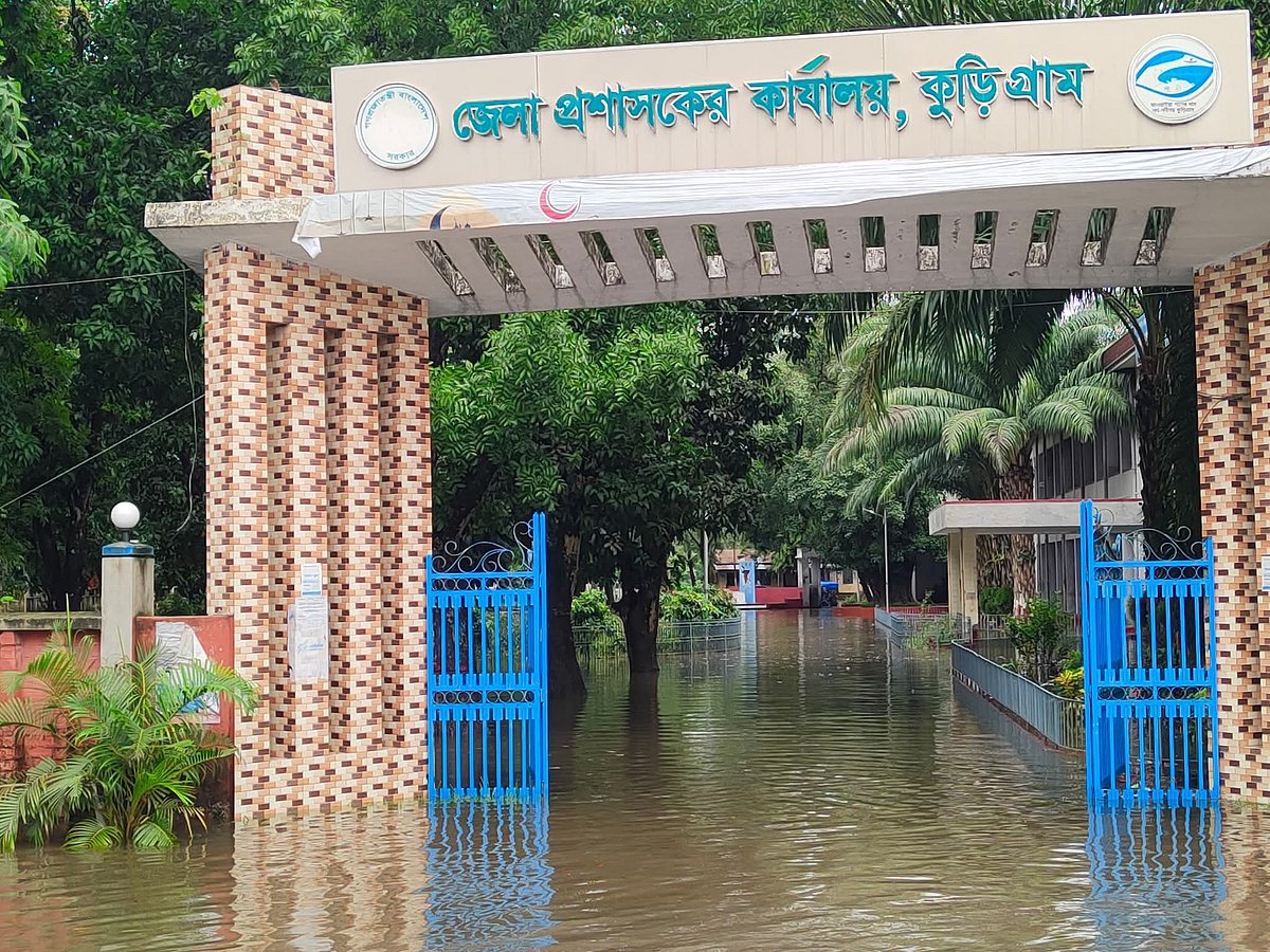 শহরের ড্রেনেজ ব্যবস্থা ভেঙে পড়ায় কুড়িগ্রাম জেলা প্রশাসকের কার্যালয় পানি ঢুকেছে। আজ মঙ্গলবার সকালে