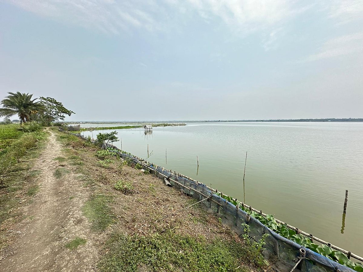 নীতিমালা না মেনে নদীর বাঁধ ঘেরের বাঁধ হিসেবে ব্যবহার করা হচ্ছে। যশোরের মনিরামপুর উপজেলার লখাইডাঙ্গা এলাকার মুক্তেশ্বরী নদী–সংলগ্ন বিল কেদারিয়ায়