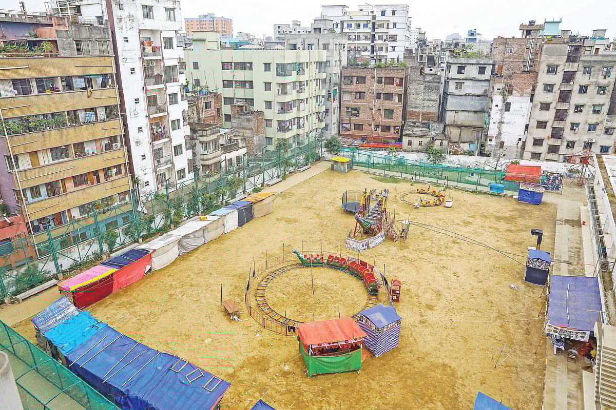 সাদেক হোসেন খোকা মাঠের এ জায়গা জেলা প্রশাসনের নথি অনুযায়ী একসময় পুকুর ছিল। প্রায় ৬৬ শতক আয়তনের এ জায়গায় এখন খেলার মাঠ ও দর্শকদের বসার গ্যালারি রয়েছে। সম্প্রতি রাজধানীর পুরান ঢাকার ধোলাইখাল এলাকায়