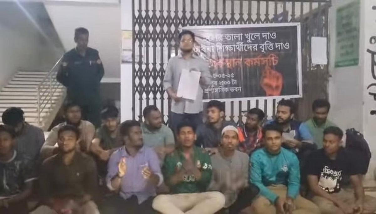 নতুন ও পুরোনো দুটি ছাত্র হল খুলে দেওয়ার দাবিতে গতকাল সোমবার থেকে অবস্থান কর্মসূচি পালন করেন তিতুমীর কলেজের কয়েকজন শিক্ষার্থী। ঢাকা, ২০ মে