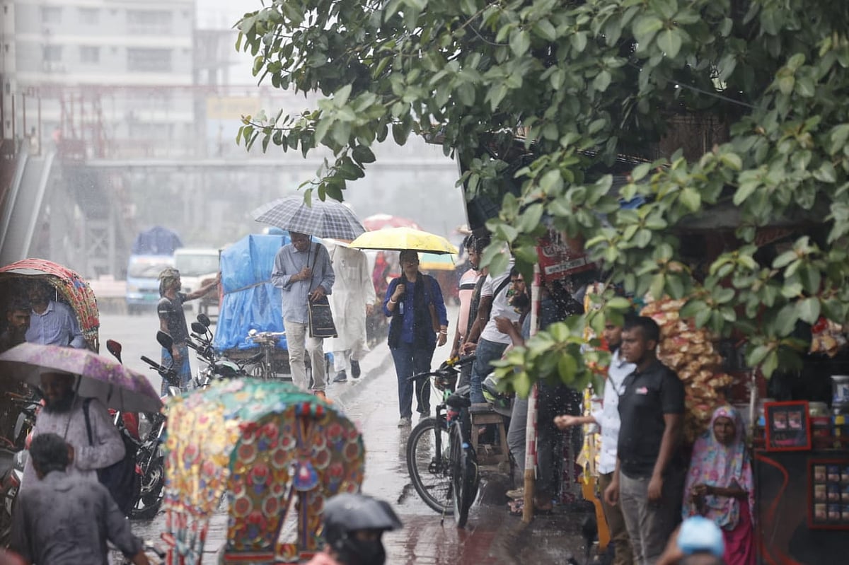 বৃষ্টিতে ভোগান্তিতে পড়েন রাজধানীবাসী। রামপুরা ব্রিজ এলাকা থেকে বিকেল ৪টার দিকে তোলা